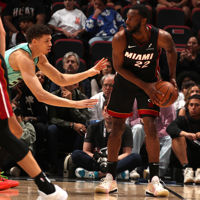 尼克斯逆转热火，霍勒迪点燃赛场