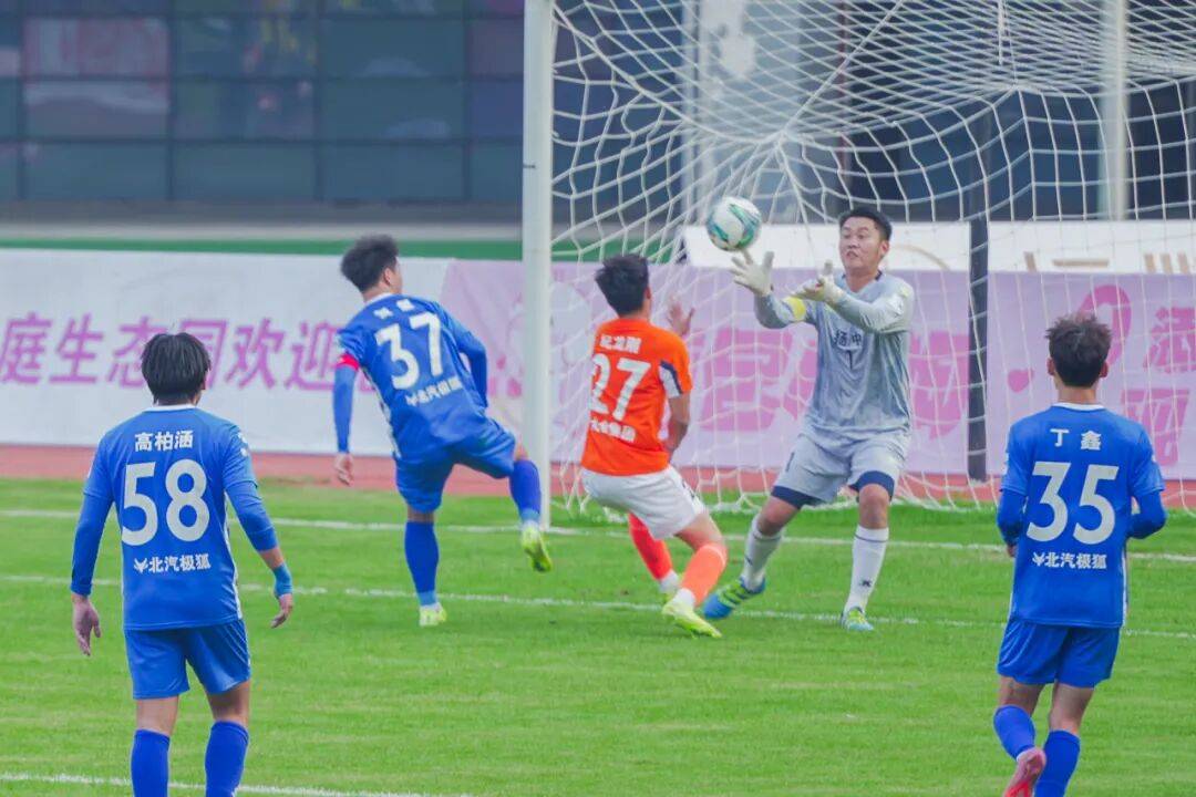 国内足球聚焦瞩目赛事，球员拼搏竞技