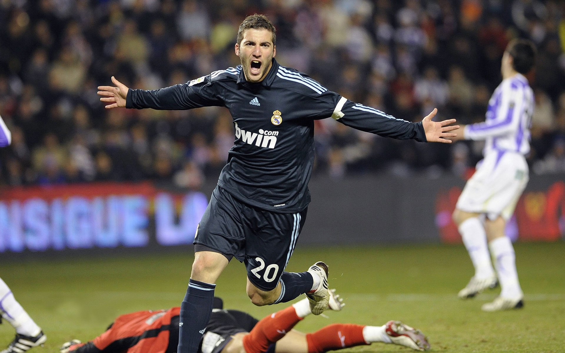 绿茵场外的高光，当波兰足球遇上林高远的乒乓哲学